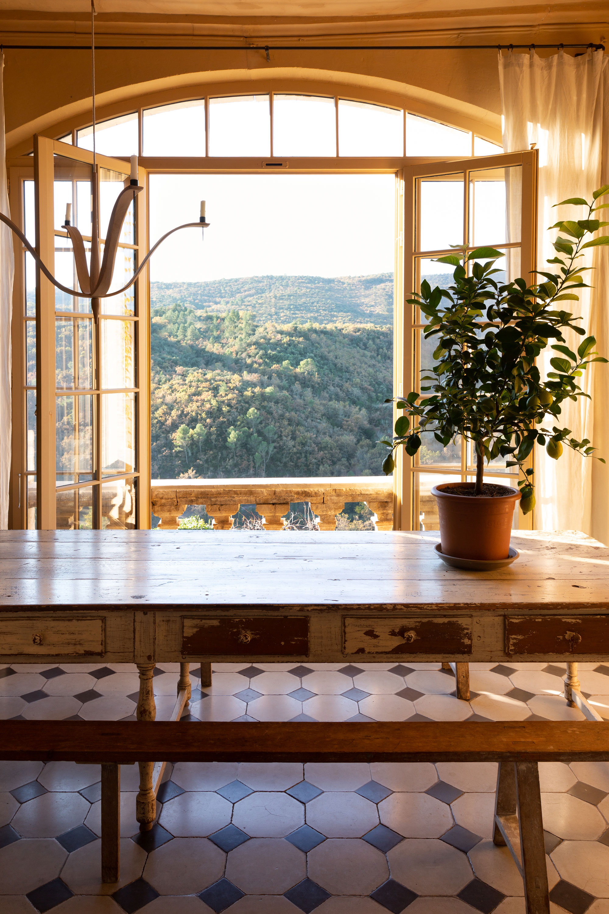 Looking out on the forests of the Luberon, Sharon and Paul’s Bonnieux apartment is one of several created centuries ago by splitting up a regal country home. Many were constructed during the 14th century, when Pope Clement V, a Frenchman, moved the …