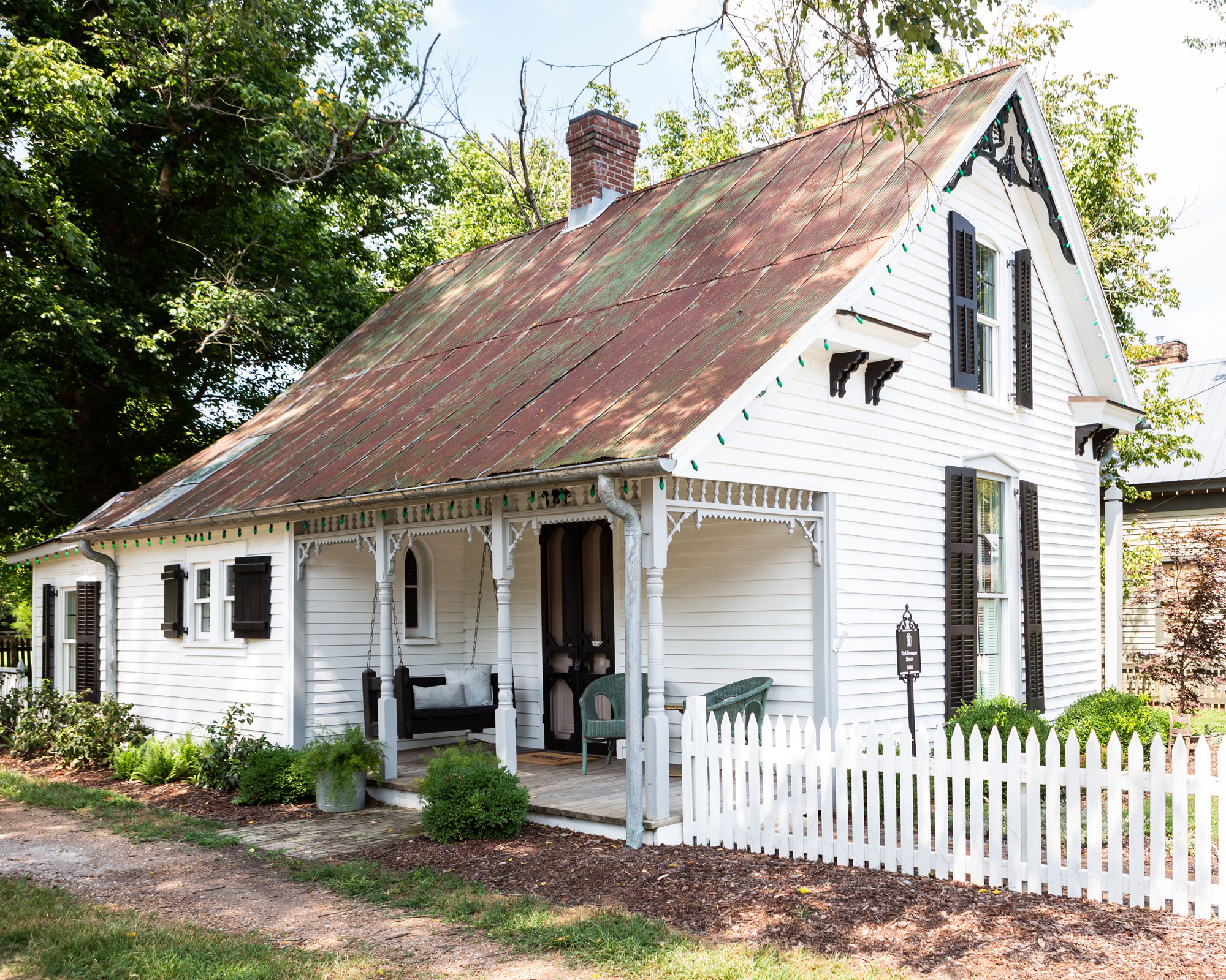 Holly’s tin-roofed Victorian cottage in Leiper’s Fork, Tennessee, built in the early 1890s for Carl Sweeney and his family, is only about 1,200 square feet. “So it’s too small to be a home for me, my husband, and three kids,” she says. “But it’s a d…